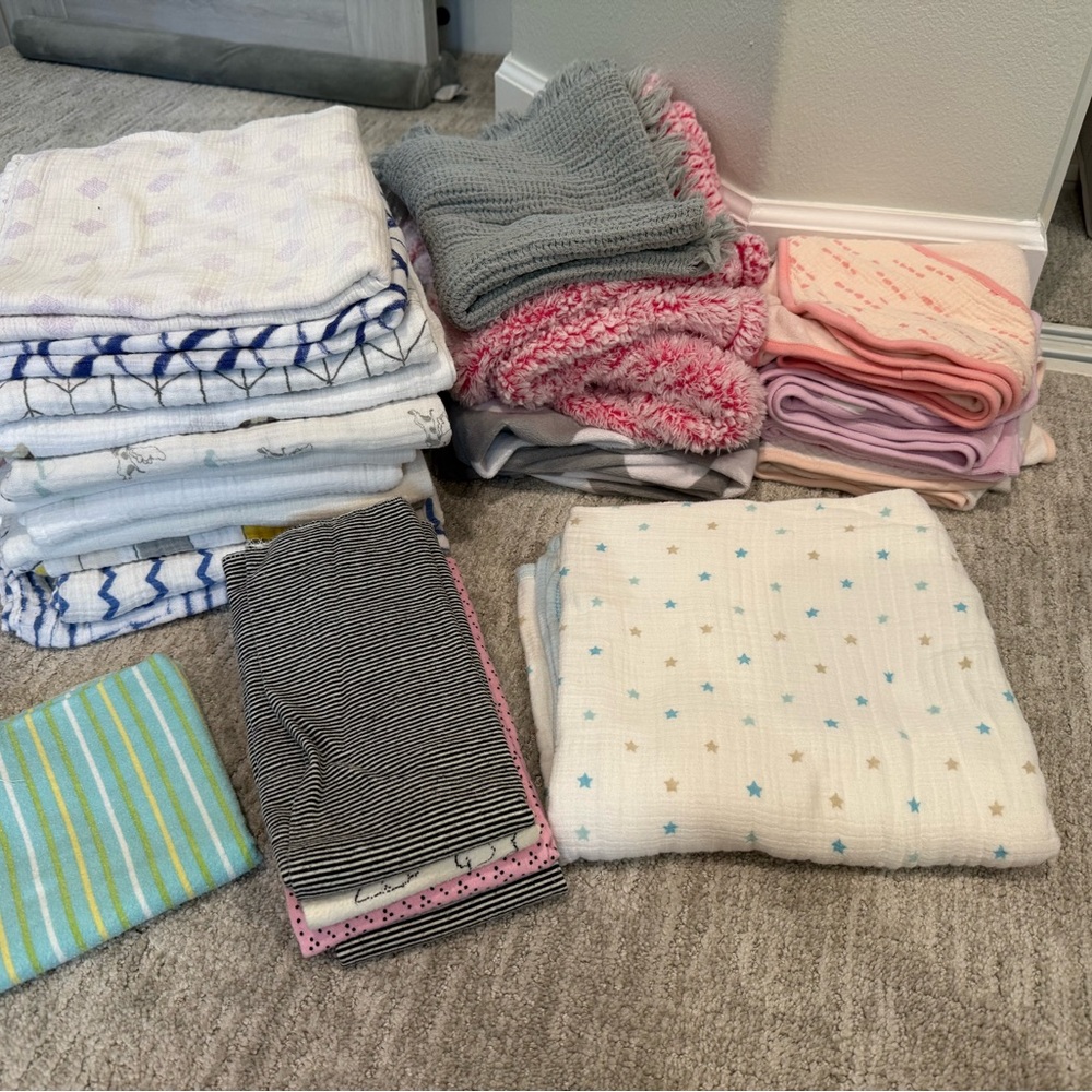 Huge lot of Aden & Anais baby swaddle blankets/blankets/bath towels/burp bibs